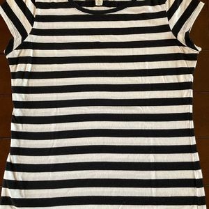 Super cute Bitten brand by Sarah Jessica Parker cap sleeve tee!